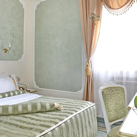 Отель Queen's Astoria Design 4*