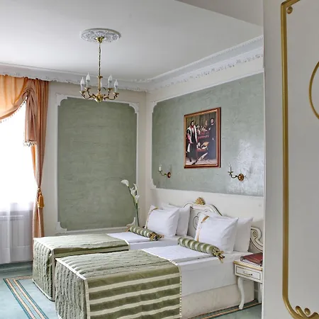 Отель Queen's Astoria Design 4*