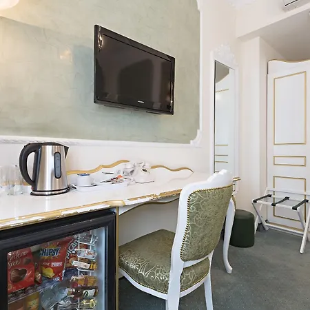 Queen's Astoria Design Отель 4*