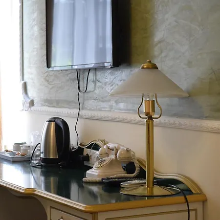 Отель Queen's Astoria Design 4*