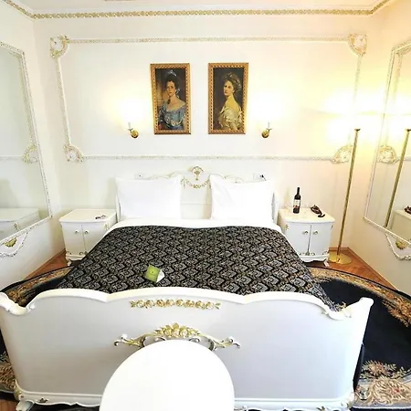 Queen's Astoria Design Отель Белград