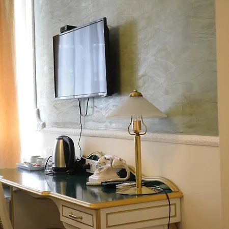 Queen's Astoria Design Отель