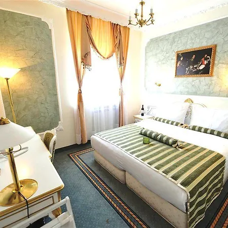Queen's Astoria Design Отель