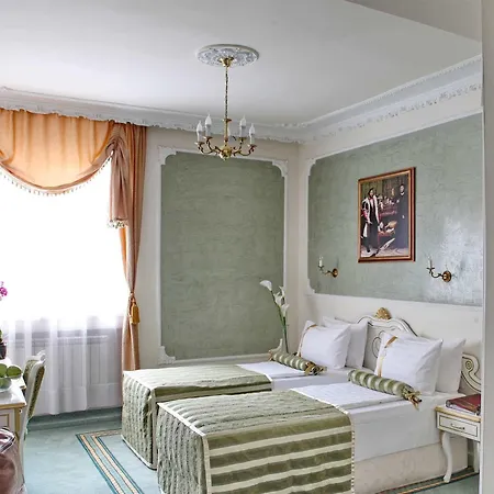 Отель Queen's Astoria Design 4*