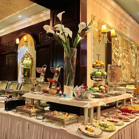 Отель Queen's Astoria Design 4*