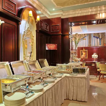 Отель Queen's Astoria Design 4*