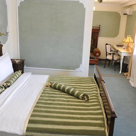 Отель Queen's Astoria Design 4*