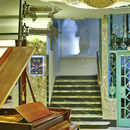 Queen's Astoria Design Отель Белград
