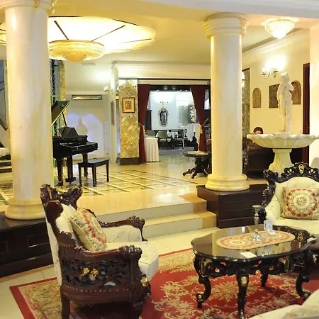 Отель Queen's Astoria Design 4*